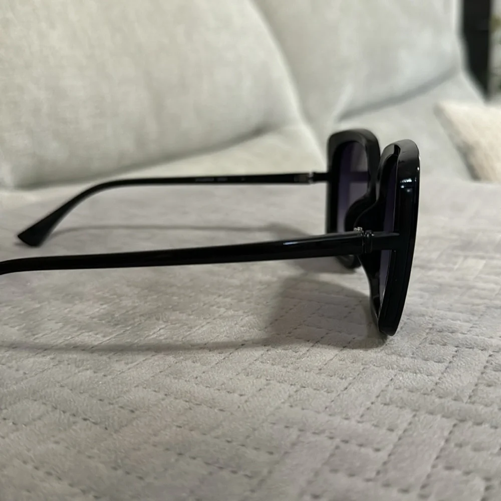 Vince Camuto VC964 Black Sunglasses Women - Picture 2 of 5